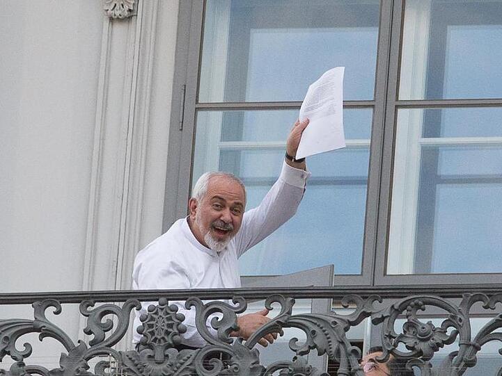 Lange her: Der iranische Außenminister Mohammad Dschawad Sarif schwenkt im Juli 2015 nach den Verhandlungen in Wien einen Entwurf des Atomabkommens, das jetzt vor dem Aus steht.