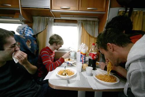 Fabio (hinten links) und seine Freunde frühstücken - typisch italienisch mit Pasta.