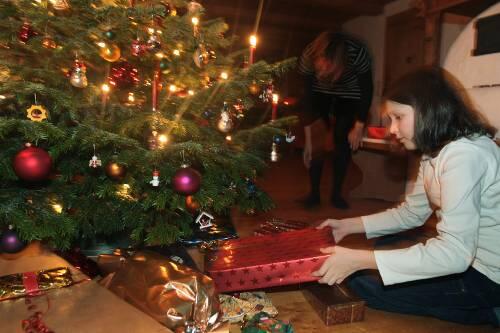 Zu Schnittverletzungen kommt es oft durch zu hastiges Öffnen der Geschenke.