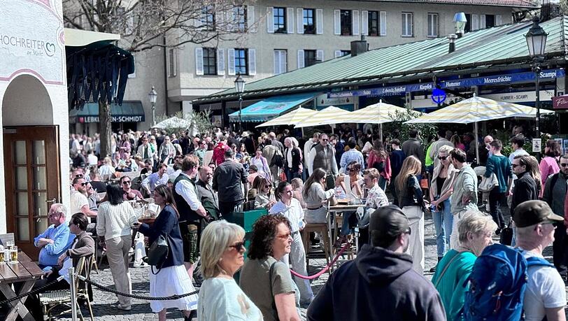 Der Markt platzt aus allen Nähten. Hunderte von Menschen zieht es nach draußen in die Sonne. Der Markt platzt aus allen Nähten. Hunderte von Menschen zieht es nach draußen in die Sonne.