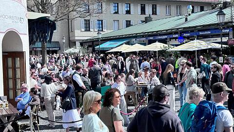 Der Markt platzt aus allen Nähten. Hunderte von Menschen zieht es nach draußen in die Sonne.