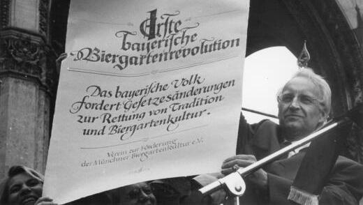 Edmund Stoiber (CSU) empfängt die Revoluzzer am Odeonsplatz – und erntet tosenden Applaus für seine aus dem Ärmel gezauberte neue Lärmverordnung, die Biergärten vor lärmempfindlichen Anwohnern schützt. Edmund Stoiber (CSU) empfängt die Revoluzzer am Odeonsplatz – und erntet tosenden Applaus für seine aus dem Ärmel gezauberte neue Lärmverordnung, die Biergärten vor lärmempfindlichen Anwohnern schützt.