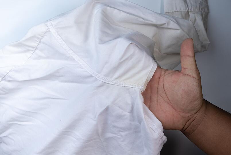 Wenn nach dem Waschen von Sportkleidung oder weißen T-Shirts dennoch gelbe Deo-Flecken unter den Achseln sichtbar sind, sollten Sir diese Bereiche vor der nächsten Wäsche mit Kernseife behandeln. Weichen Sie das Material zuerst mit Essig ein, da dieser auch antibakteriell wirkt. Übrigens, auch Ihre Sportschuhe lassen sich im Schonprogramm und im Wäschesack in der Waschmaschine waschen. Wenn nach dem Waschen von Sportkleidung oder weißen T-Shirts dennoch gelbe Deo-Flecken unter den Achseln sichtbar sind, sollten Sir diese Bereiche vor der nächsten Wäsche mit Kernseife behandeln. Weichen Sie das Material zuerst mit Essig ein, da dieser auch antibakteriell wirkt. Übrigens, auch Ihre Sportschuhe lassen sich im Schonprogramm und im Wäschesack in der Waschmaschine waschen.