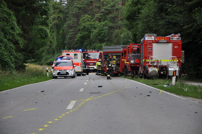 Der Wagen zerschellte an einem Baum - der Fahrer starb an der Unfallstelle.
