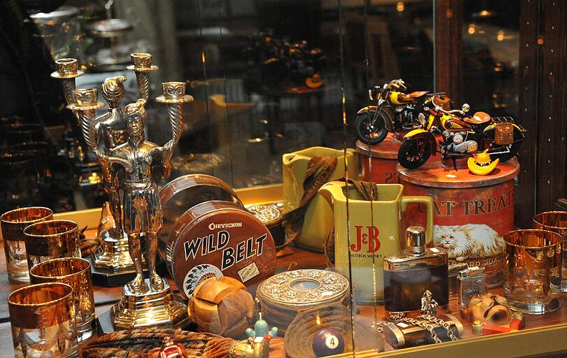Ortners gesammelte Kuriositäten sind in der Vitrine ausgestellt &ndash; und zu verkaufen.
