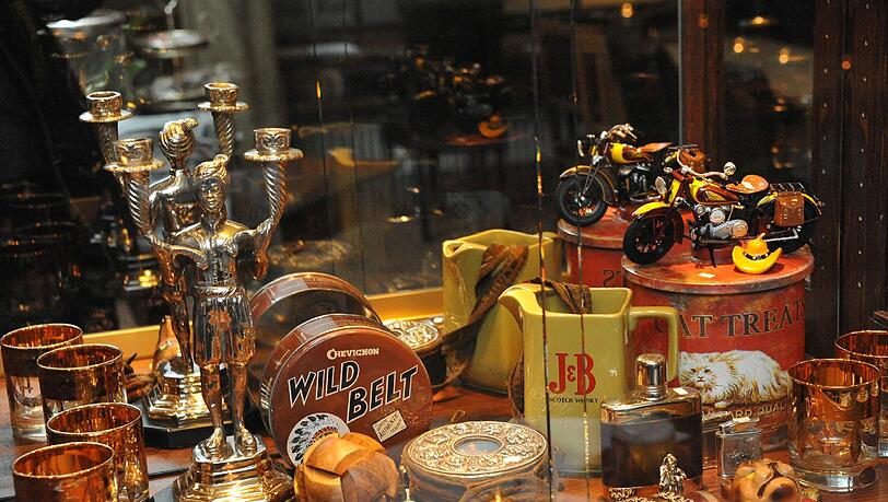 Ortners gesammelte Kuriositäten sind in der Vitrine ausgestellt – und zu verkaufen. Ortners gesammelte Kuriositäten sind in der Vitrine ausgestellt – und zu verkaufen.