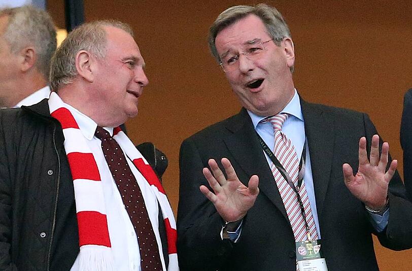 Uli Hoeneß und der dritte Mann auf der Tribüne. Karl Hopfner wird am Freitag offiziell Präsident des FC Bayern.