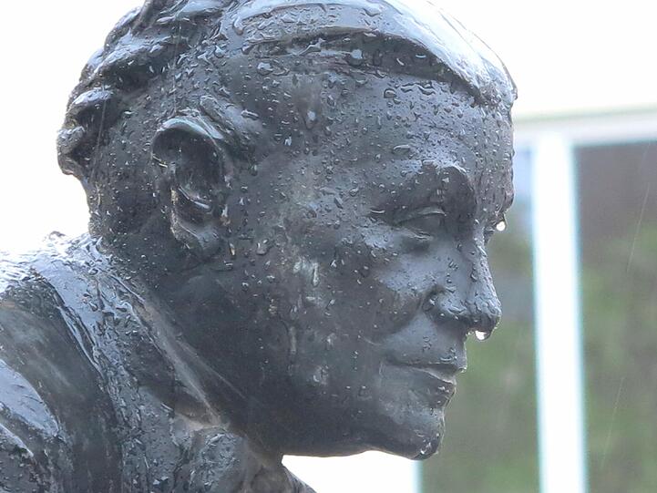 Die Münchner Volksschauspielerin Elise Aulinger hieß eigentlich Sommer mit Nachnamen. Der Elise-Aulinger-Brunnen am Viktualienmarkt plagt sich derzeit aber eher mit Regen- als mit Sommerwetter herum.