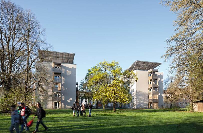 Das Qualitätssiegel &bdquo;Nachhaltiger Wohnungsbau&ldquo; gab es für die Plus-Energie-Häuser der GWG an der Krüner Straße.