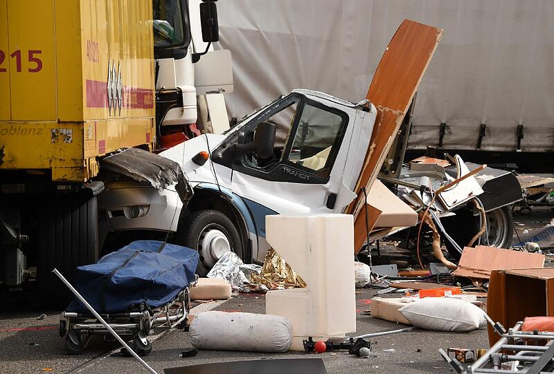 Sechs Lastwagen, ein Wohnmobil und ein Auto waren an dem Unfall bei Guxhagen beteiligt.