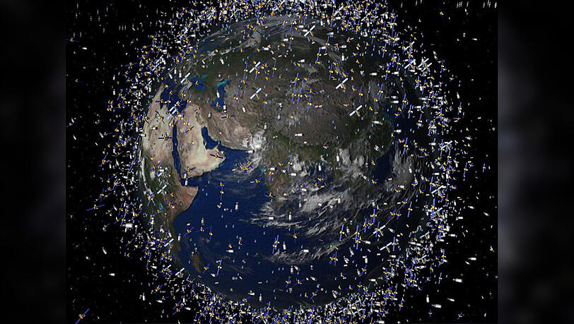 Weltraummüll früherer Weltraummissionen neben intakten Satelliten in Umlaufbahnen der Erde.