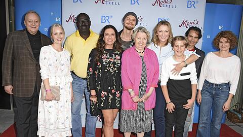 Auf der Preview von "Moni's Grill": Alfons Schuhbeck, Claudia Hinterecker,Thiendou Isaak Cisse, Christine Neubauer, Stefan Mascheck, Sarah Camp, Monika Gruber, Philipp Franck, Cuco Wallraff und Eli Wasserscheid im Atelierkino in München.
