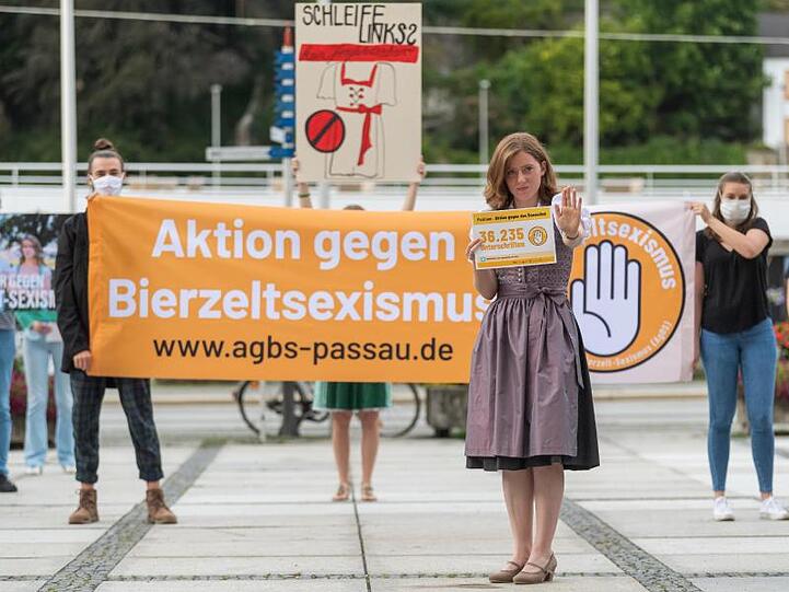Corinna Schütz während der Kundgebung der Anti-Donaulied-Aktivisten in der Innenstadt von Passau. Foto: Peter Kneffel/dpa
