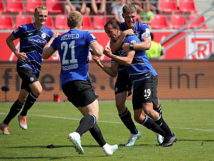 Die Spieler von Arminia Bielefeld freuen sich nach dem Sieg in Regenburg über die Tabellenführung.