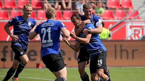 Die Spieler von Arminia Bielefeld freuen sich nach dem Sieg in Regenburg über die Tabellenführung.