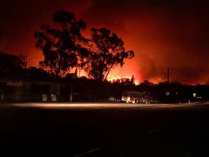 Flammen färben den Himmel bei einem Buschfeuer in der Nähe von Nowa Nowa, East Gippsland, rot.