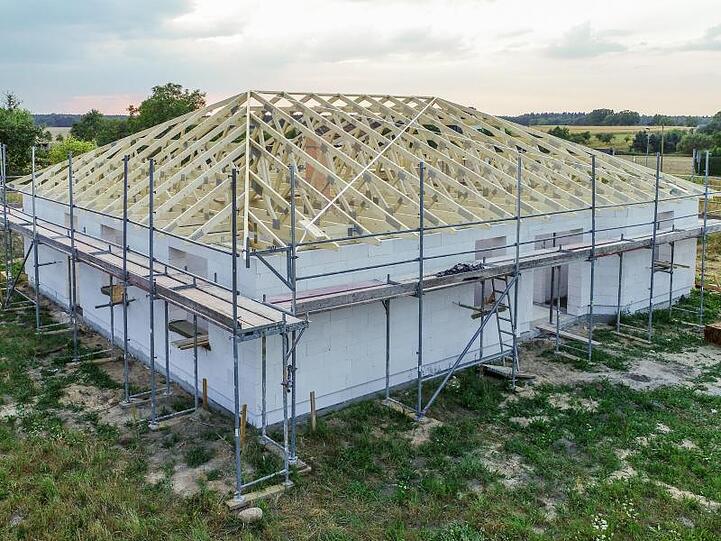 Der Dachstuhl ist auf einem Rohbau eines Eigenheimes zu sehen. Foto: Patrick Pleul/Archivbild