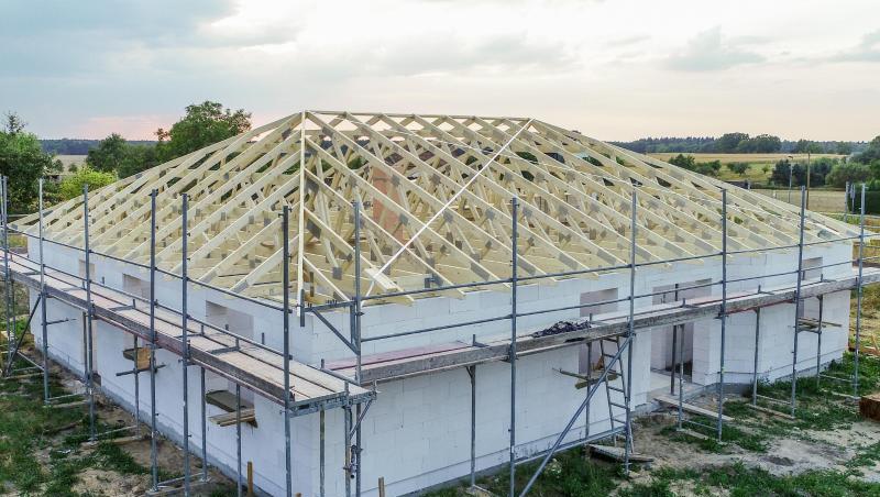 Der Dachstuhl ist auf einem Rohbau eines Eigenheimes zu sehen. Foto: Patrick Pleul/Archivbild Der Dachstuhl ist auf einem Rohbau eines Eigenheimes zu sehen. Foto: Patrick Pleul/Archivbild