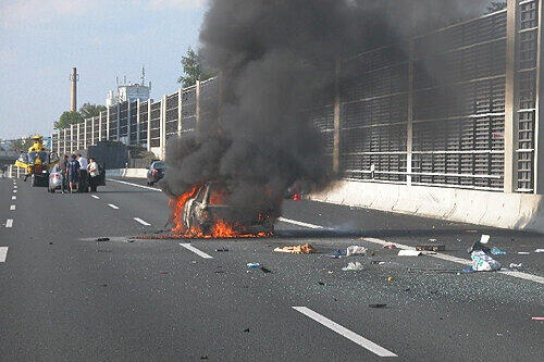 Das lichterloh brennende Wrack auf der A9 bei Bayreuth.
