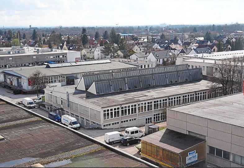 Das Kirschgelände mit seinen Lagerhallen zwischen den Einfamilienhäusern von Allach und Untermenzing – hier entsteht jetzt das neue Viertel. Das Kirschgelände mit seinen Lagerhallen zwischen den Einfamilienhäusern von Allach und Untermenzing – hier entsteht jetzt das neue Viertel.