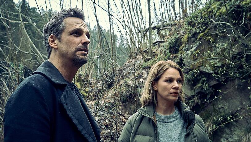 "Vogelfrei - Ein Schwarzwaldkrimi": Konrad Diener (Max von Thun) und Maris (Jessica Schwarz) suchen nach dem Versteck.