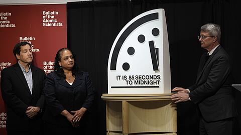 Der Stand der "Weltuntergangsuhr" wird vorgestellt.