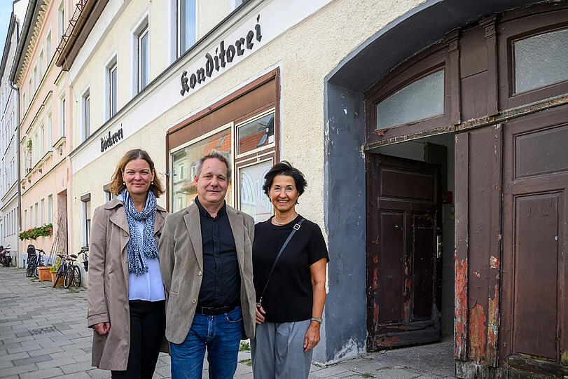 Das Haus der alten Bäckerei in der Unteren Grasstraße steht seit Jahren leer und ist in einem sehr schlechten Zustand. Gabriele Meier (l.) und Ole Beißwenger von der Münchner Wohnen und BA-Chefin Margit Ertlmaier freuen sich auf neuen Wohnraum. Das Haus der alten Bäckerei in der Unteren Grasstraße steht seit Jahren leer und ist in einem sehr schlechten Zustand. Gabriele Meier (l.) und Ole Beißwenger von der Münchner Wohnen und BA-Chefin Margit Ertlmaier freuen sich auf neuen Wohnraum.