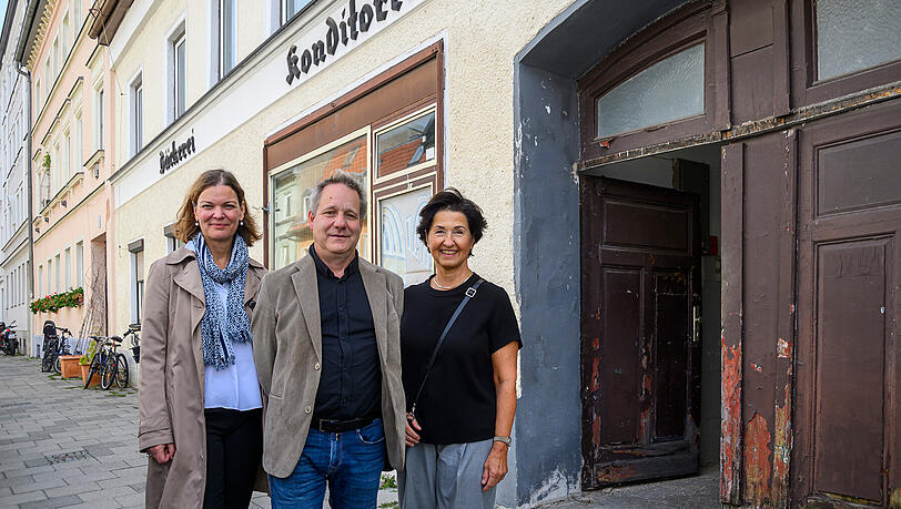 Das Haus der alten Bäckerei in der Unteren Grasstraße steht seit Jahren leer und ist in einem sehr schlechten Zustand. Gabriele Meier (l.) und Ole Beißwenger von der Münchner Wohnen und BA-Chefin Margit Ertlmaier freuen sich auf neuen Wohnraum. Das Haus der alten Bäckerei in der Unteren Grasstraße steht seit Jahren leer und ist in einem sehr schlechten Zustand. Gabriele Meier (l.) und Ole Beißwenger von der Münchner Wohnen und BA-Chefin Margit Ertlmaier freuen sich auf neuen Wohnraum.