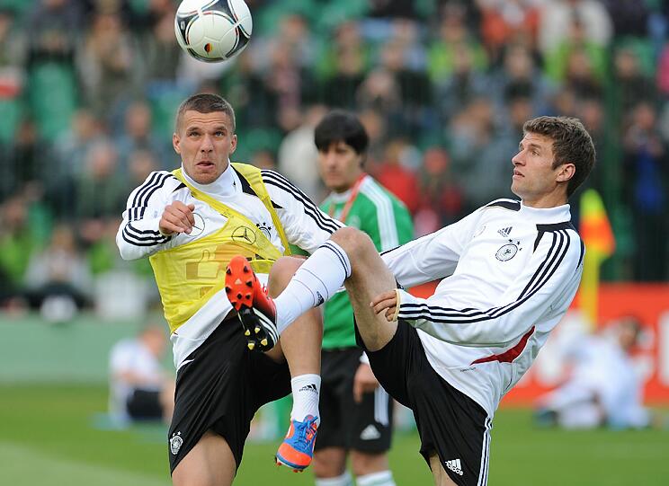 "Dankeschön, Polen" und "Gefällt mir" auf Polnisch - mit 11.000 Fans gerät das erste DFB-Training in Polen zum herzlichen Willkommensfest - und zur Geburtstagsparty für Lukas Podolski.