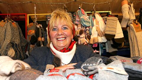Marktkauffrau Sylvia Hörl inmitten ihres Reichs aus Strickwaren und Strümpfen: &bdquo;Meine Oma hat mich immer auf die Dult mitgenommen.&ldquo;