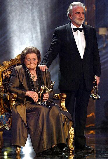 Gerührt freuen sich die Schauspieler Maria und Maximilian Schell, die jeweils mit einem Bambi für ihr Lebenswerk geehrt wurden, am 21.11.2002 über die Ovationen der rund 1000 Ehrengäste bei der 54. Bambi-Verleihung in Berlin.