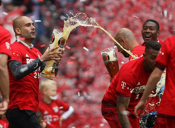 Konfetti, Bierduschen und Meisterschale: Die besten Bilder von der Bayern-Party aus der Allianz Arena!