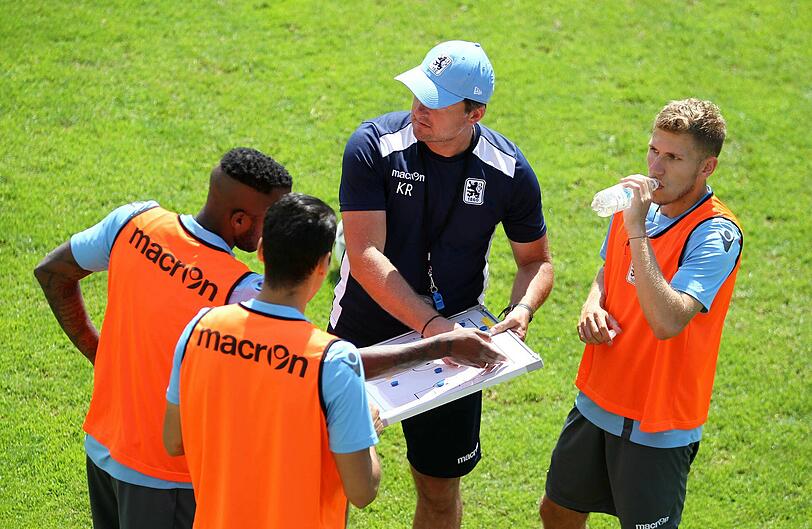 Trainer Kosta Runjaic mit Victor Andrade, Karim Matmour und Levent Aycicek.