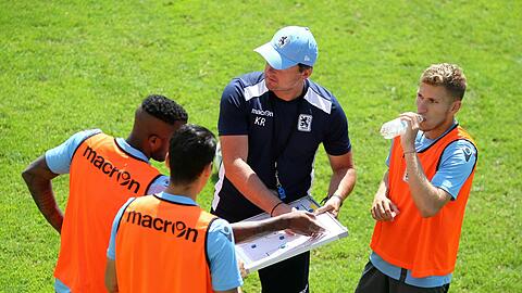 Trainer Kosta Runjaic mit Victor Andrade, Karim Matmour und Levent Aycicek.