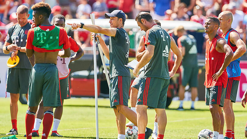 Im Mittelpunkt: Niko Kovac (Mi.) unter seinen Bayern-Stars.