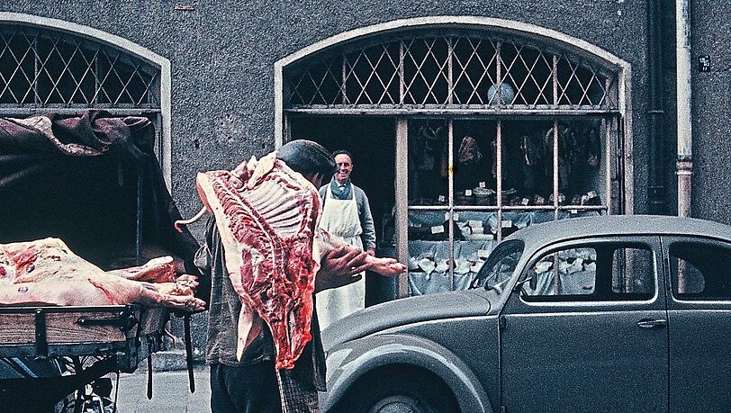 Genau wusste der AZ-Leser Herbert Wieser nicht mehr, wo sich dieser Metzger befand. Aber eine eingehende Recherche hat ergeben, dass sich dieser Metzger, der hier gerade vom Schlachthof-Wagerl beliefert wird, in der Kreuzstraße befunden haben muss. Das alte Haus mit den charakteristischen Oberlicht-Gittern gibt es immer noch. Einen Metzger freilich sucht man hier, anders als Ende der 50er, vergeblich. Genau wusste der AZ-Leser Herbert Wieser nicht mehr, wo sich dieser Metzger befand. Aber eine eingehende Recherche hat ergeben, dass sich dieser Metzger, der hier gerade vom Schlachthof-Wagerl beliefert wird, in der Kreuzstraße befunden haben muss. Das alte Haus mit den charakteristischen Oberlicht-Gittern gibt es immer noch. Einen Metzger freilich sucht man hier, anders als Ende der 50er, vergeblich.
