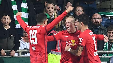 Die Leipziger feiern den 2:1-Sieg in Bremen.