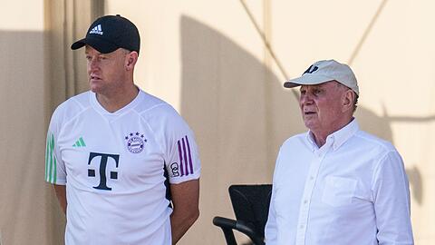 Mannschaftsarzt Jochen Hahne (l) spricht mit Uli Hoeneß.