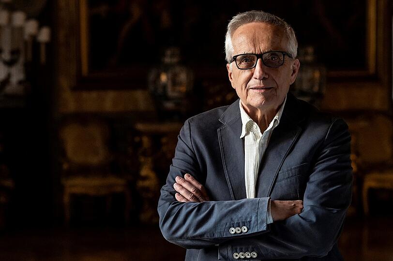 Marco Bellocchio wurde 1939 in Bobbio geboren. Nach einen Film- und Kunststudium in London drehte er eigenen Filme. 1986 wurde "Teufel im Leib" wegen der freizügigen Liebesszenen in Europa zu einem Skandal. Bellocchio war oft im Wettbewerb in Cannes und Venedig vertreten und hat viele Preise und Ehrenpreise erhalten.