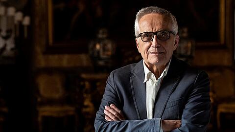 Marco Bellocchio wurde 1939 in Bobbio geboren. Nach einen Film- und Kunststudium in London drehte er eigenen Filme. 1986 wurde "Teufel im Leib" wegen der freizügigen Liebesszenen in Europa zu einem Skandal. Bellocchio war oft im Wettbewerb in Cannes und Venedig vertreten und hat viele Preise und Ehrenpreise erhalten.