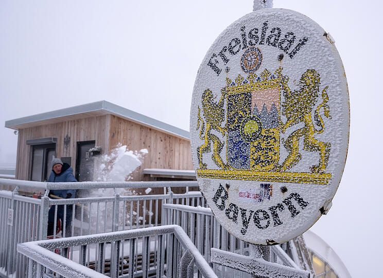 Im Flachland nass, in den Bergen weiß: Der erste Schnee ist in Bayern bereits am Donnerstagmorgen (12.9.) gefallen. In den kommenden Tagen werden in Hochlagen bis zu 100 Zentimeter Neuschnee erwartet, so der Deutsche Wetterdienst.