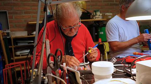 Wolfgang Koerfer, ein pensionierter Elektroingenieur, engagiert sich in Repair-Cafés. Er repariert mehrmals wöchentlich ehrenamtlich. Im Bild stellt er gerade die gebrochene Verbindung eines Thermometers wieder her.