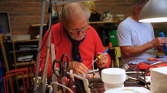 Wolfgang Koerfer, ein pensionierter Elektroingenieur, engagiert sich in Repair-Cafés. Er repariert mehrmals wöchentlich ehrenamtlich. Im Bild stellt er gerade die gebrochene Verbindung eines Thermometers wieder her.