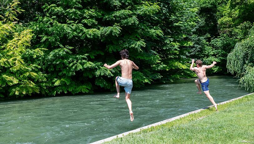 Bei Hitze in kaltes Wasser zu springen, ohne sich vorher abzukühlen, birgt Risiken.