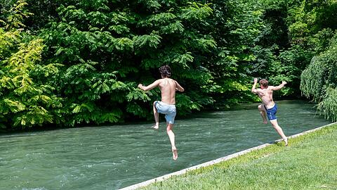 Bei Hitze in kaltes Wasser zu springen, ohne sich vorher abzukühlen, birgt Risiken.