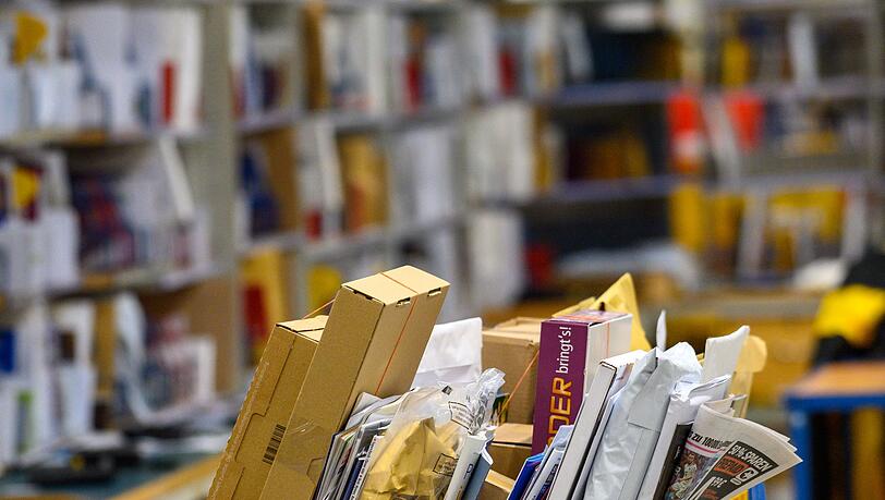 Briefe und Päckchen liegen in einem Zustellstützpunkt der Post - zuletzt transportierte der Postdienstleister mehr Briefe als gedacht. (Archivbild) Briefe und Päckchen liegen in einem Zustellstützpunkt der Post - zuletzt transportierte der Postdienstleister mehr Briefe als gedacht. (Archivbild)