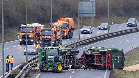 Der Fahrer des Gespanns wurde bei dem Unfall leicht verletzt, wie die Polizei mitteilte.