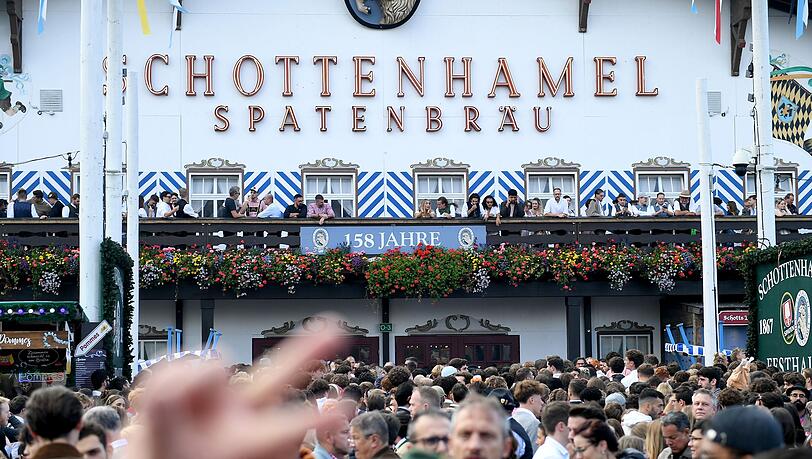 Soll das traditionsreiche Schottenhamel-Festzelt, seit 150 Jahren in Familienhand, europaweit ausgeschrieben werden? (Archivbild)