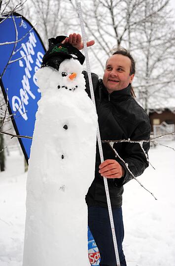 Wintersportfreunde können sich freuen: In einigen Regionen Bayerns hat sich am Montag endlich der Winter blicken lassen - auch in anderen Teilen Deutschlands fiel Schnee.
