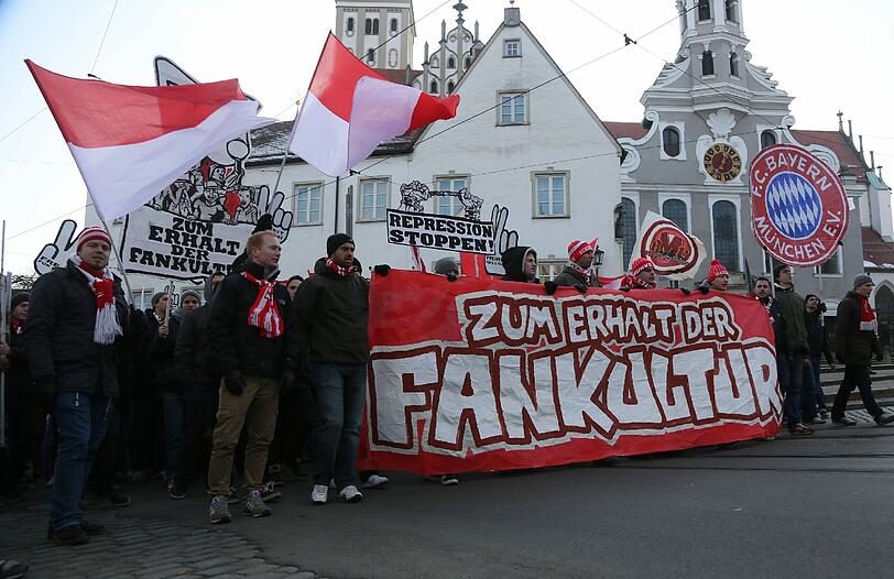 In Augsburg demonstrierten Bayern und Augsburg Fans gemeinsam gegen das neue Sicherheitspapier der DFL